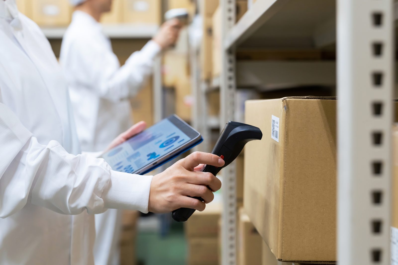 Klinikapotheken-Wareneingang mit Tablet und Barcode-Scanner — Botmatiq SecurPharm-Workflow