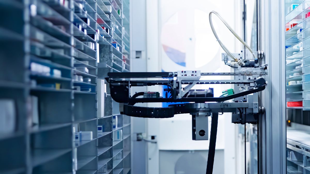 Industrieautomation: Greifer-/Förderroboter zwischen Lagerregalen
