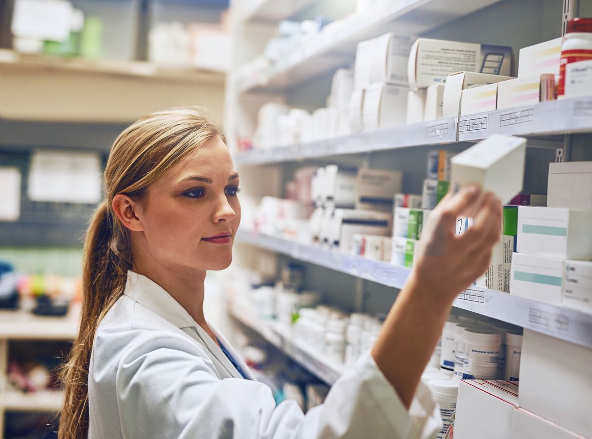 Pharmazie-Kommissionierroboter zwischen Medikamentenregalen