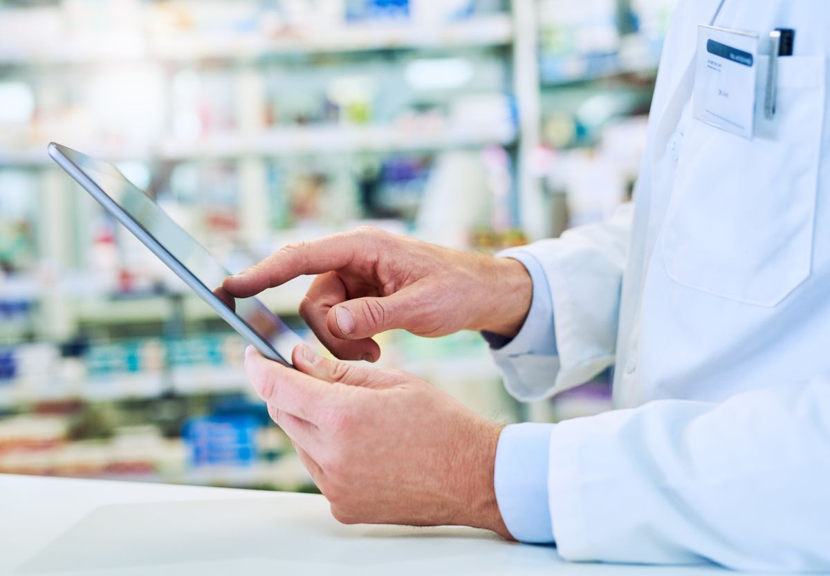 Apotheker mit Tablet — digitale Tools in der Klinikapotheke